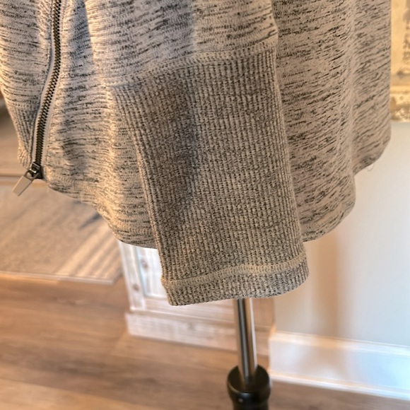 90 Degree - Size Large - Grey Shirt with Zippers on bottom sides Excellent Cond! - Picture 4 of 8